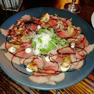 Carpaccio de Res con Costra de Especies