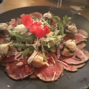 Carpaccio de Res con Costra de Especies