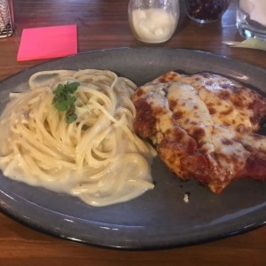 linguini salsa blanca con filete de pollo a la parmeggiana