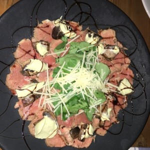 Carpaccio de Res con Costra de Especies