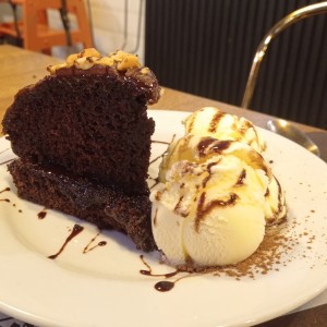 Pastel de chocolate con helado