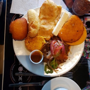 Bistec Encebollado con Frituras