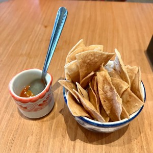 Nachos con salsa de la casa