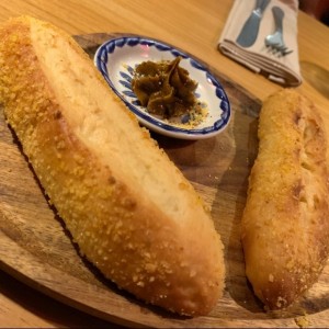 Pan de la casa con crema de mole