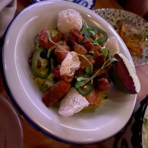 Chicharron de puerco con guacamole