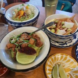 Guacamole, queso fundido con chorizo y chicharrones