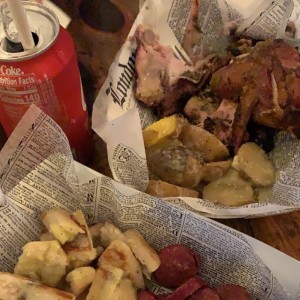 pollo asado, chorizos con Arepa y papas