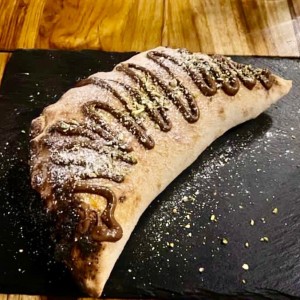 Calzone relleno de Nutela y Pistaccio