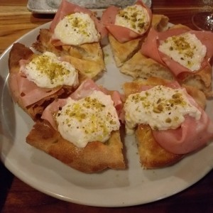 Pizzas Scrocchiarella - Stracciatella e Mortadela