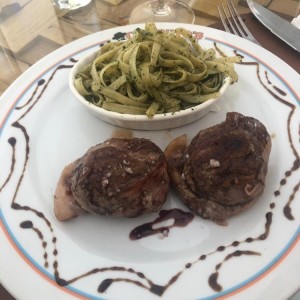 filet Mignon con pasta al pesto