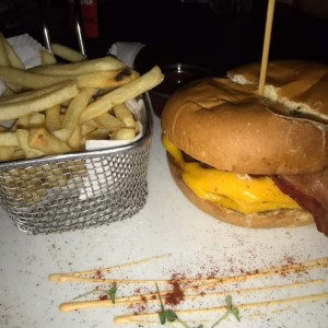 PLATOS FUERTES - CHEESE BURGER