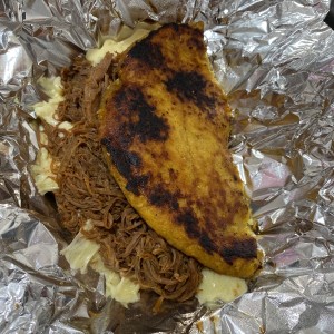 Cachapa de carne desmechada y queso