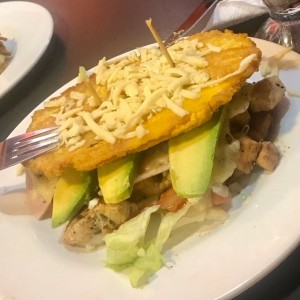 patacon relleno de pollo, jamon y aguacate