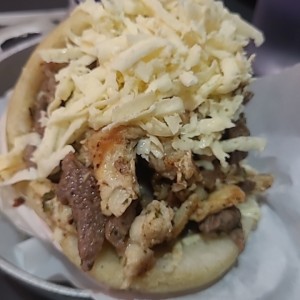 Arepa tres carnes asadas al grill