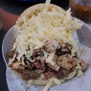 Arepa de carne asada al grill