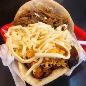 Arepa Dos Carnes