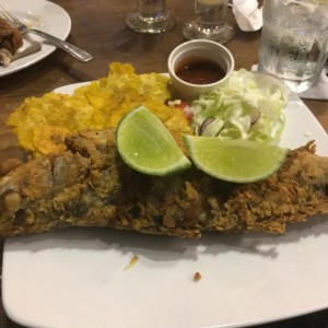 corvina frita con patacones