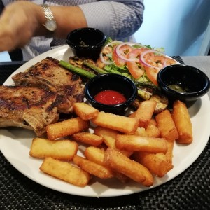 chuletas con yucas fritas