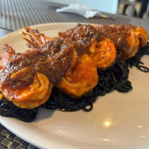 Linguine Nero Di Sepia con langostinos a la pizzaiola