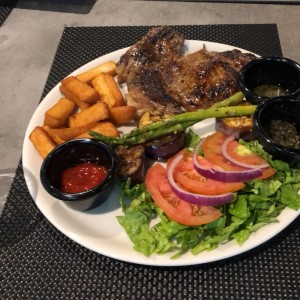 Rib eye con berenjenas, yuca y ensalada 