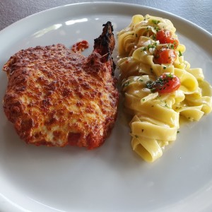 Filete de Pollo a la Parmigiana con pasta