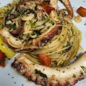 Linguine con Pulpo al Oleo