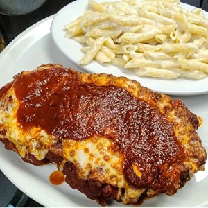 Filete de Res Nacional a la Parmigiana con pasta