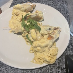 Espaguetini con crema de pistacho con langostinos