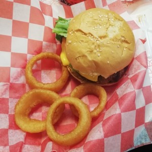 BBQ Chicken Burger con Papas Fritas