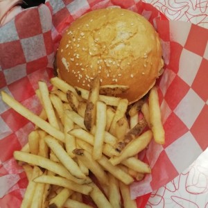 Cheeseburger con Papas Fritas