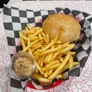 Cheeseburger con Papas Fritas