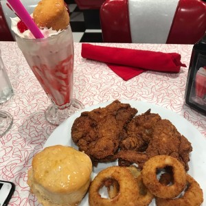 Pollo frito con aros de cebolla + batido de fresa banana