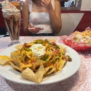 Nachos de pollo y malteada de chocolate 