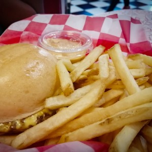 Cheeseburger con Papas Fritas