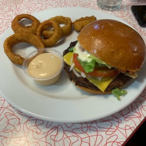 Cheese burguer con aros de cebolla 