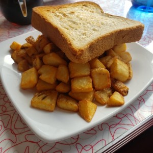 Pan tostado y papas fritas