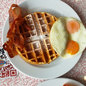 Waffles con huevo y bacon