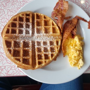 Huevos revueltos bacon y waffles 