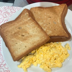 Huevos revueltos con tostadas