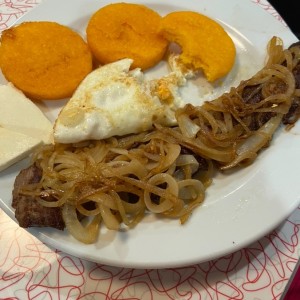 Bistec a caballo con tortillas