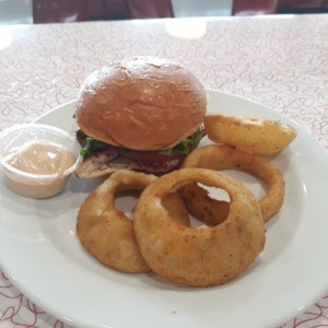 Hamburguesa de pollo grill con aros de cebolla