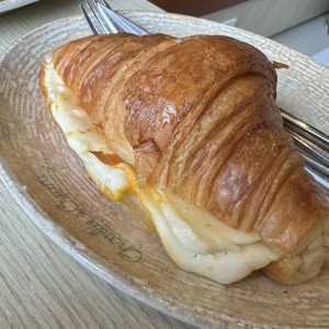 Croissant con queso