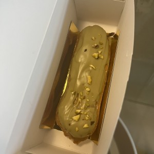 Eclair con crema de pistacho 