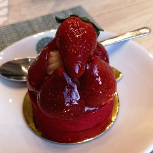 fresas con crema y dulce de almendras 