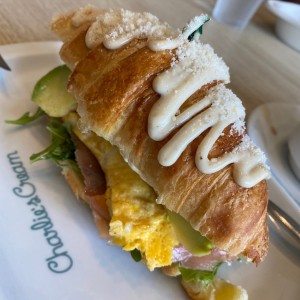 Croissant de Salmon con aguacate 