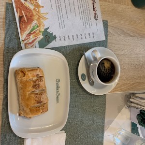 pastelito de pollo y cafe negro ?