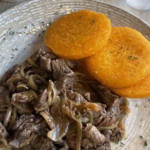 Bisteck Encebollado con Tortilla