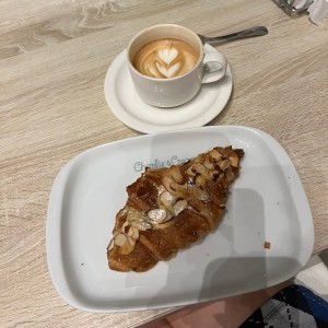 Croissant de almendras y cafe Latte