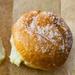 bomba rellena de crema pastelera