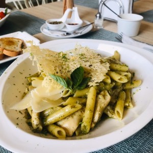 pasta al pesto con extra de pollo 